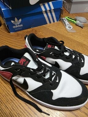 Nike SB Alleyoop Low Skate Shoes in White, Black Red Size 10.5m